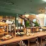 De La Cite Hotel