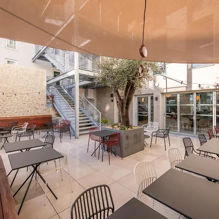 Отель De La Cite