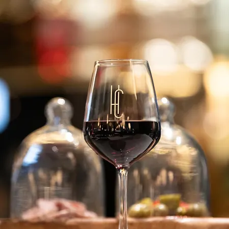 Отель De La Cite 3*