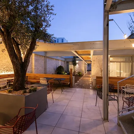 Отель De La Cite 3*