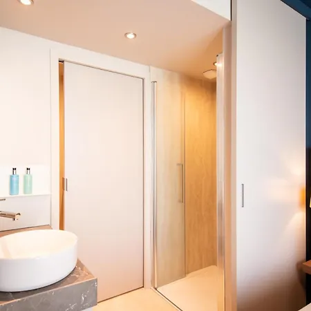 ホテル De La Cite 3*